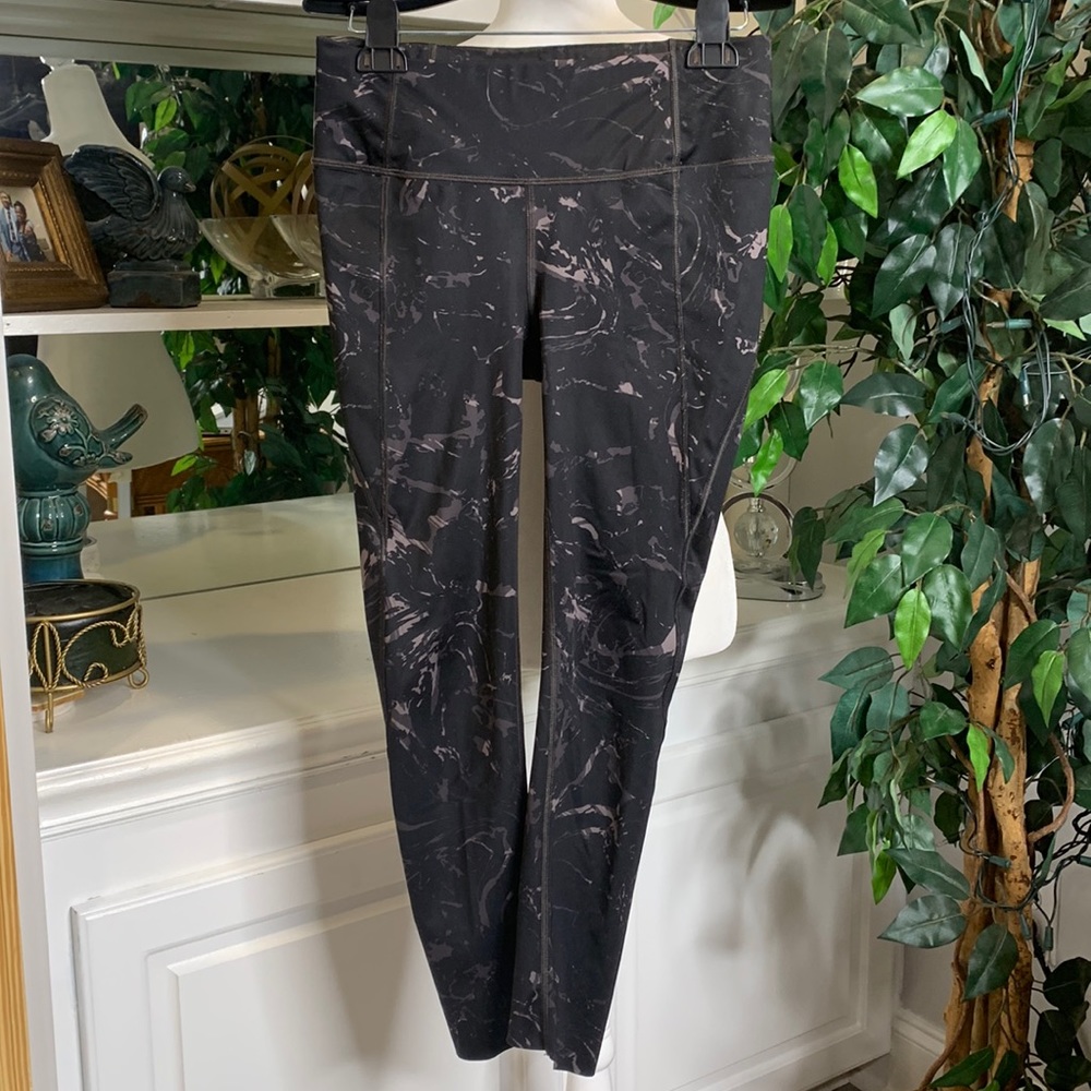 EUC Athleta Black/Grey Abstract Print Workout Capri Leggings, XS